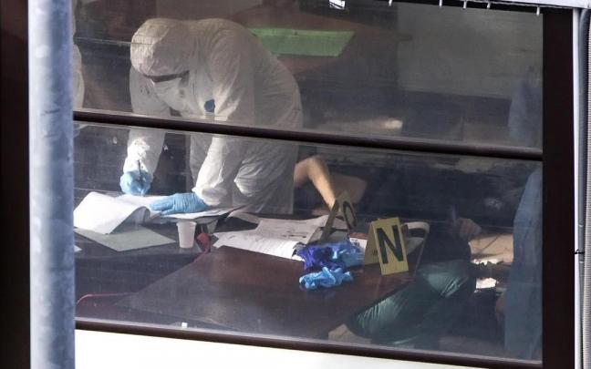 Los Carabinieri trabajan en la escena del crimen. Los Carabinieri trabajan en la escena del crimen.