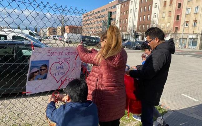 Colocan fotos y flores en el lugar que fueron atropellados dos jóvenes cerca de cruce de Cuatrovientos.