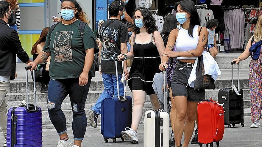 La tasa turística se aplica normalmente por persona alojada y su coste depende de la categoría del alojamiento.