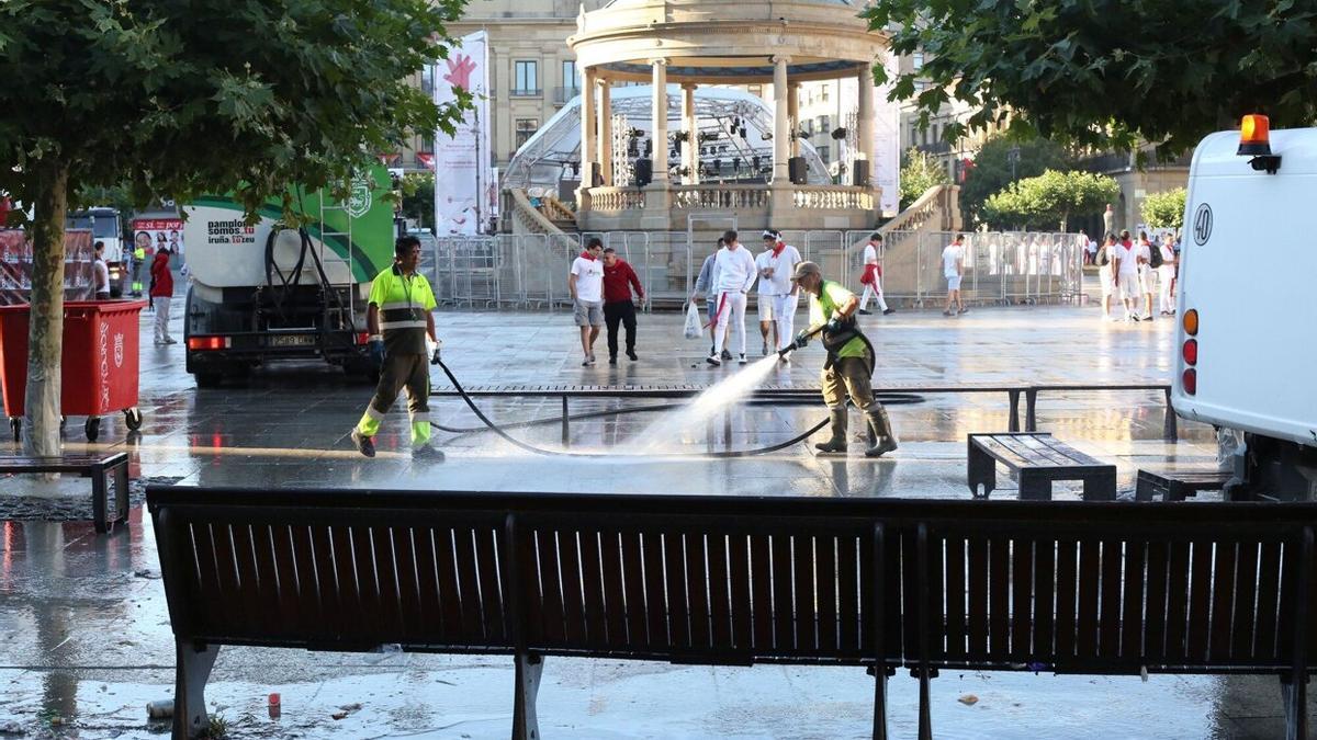 Operarios municipales limpiando este año la Plaza del Castillo después de una noche de fiesta.