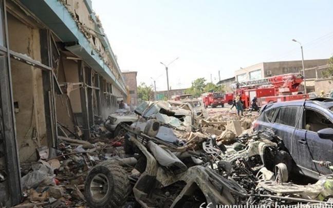 Explosión en un almacén de productos pirotécnicos en un mercado mayorista en Ereván, Armenia. Explosión en un almacén de productos pirotécnicos en un mercado mayorista en Ereván, Armenia.