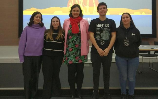 Cuatro de los jóvenes de Tartanga, junto a la alcaldesa. Cuatro de los jóvenes de Tartanga, junto a la alcaldesa.