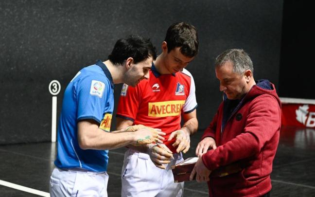 Jokin Altuna y Julen Martija, campeones del Parejas de 2022, en la elección de material celebrada ayer en Bilbao. Jokin Altuna y Julen Martija, campeones del Parejas de 2022, en la elección de material celebrada ayer en Bilbao.