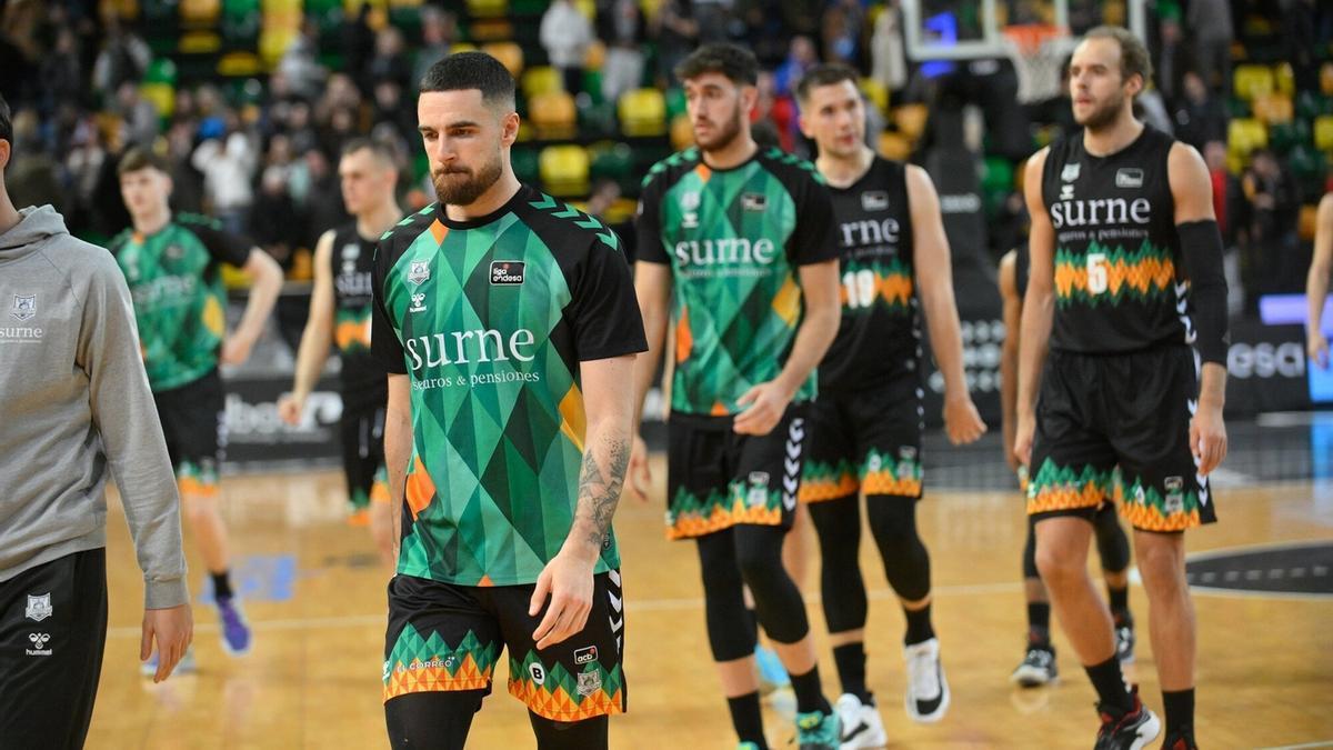 Los jugadores del Surne Bilbao Basket, encabezados por Francis Alonso, se retiran a vestuarios cabizbajos tras la derrota.