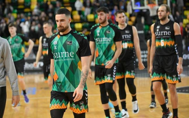 Los jugadores del Surne Bilbao Basket, encabezados por Francis Alonso, se retiran a vestuarios cabizbajos tras la derrota.