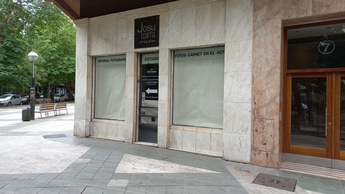 Vitoria recuerda al fotógrafo Josu Izarra.