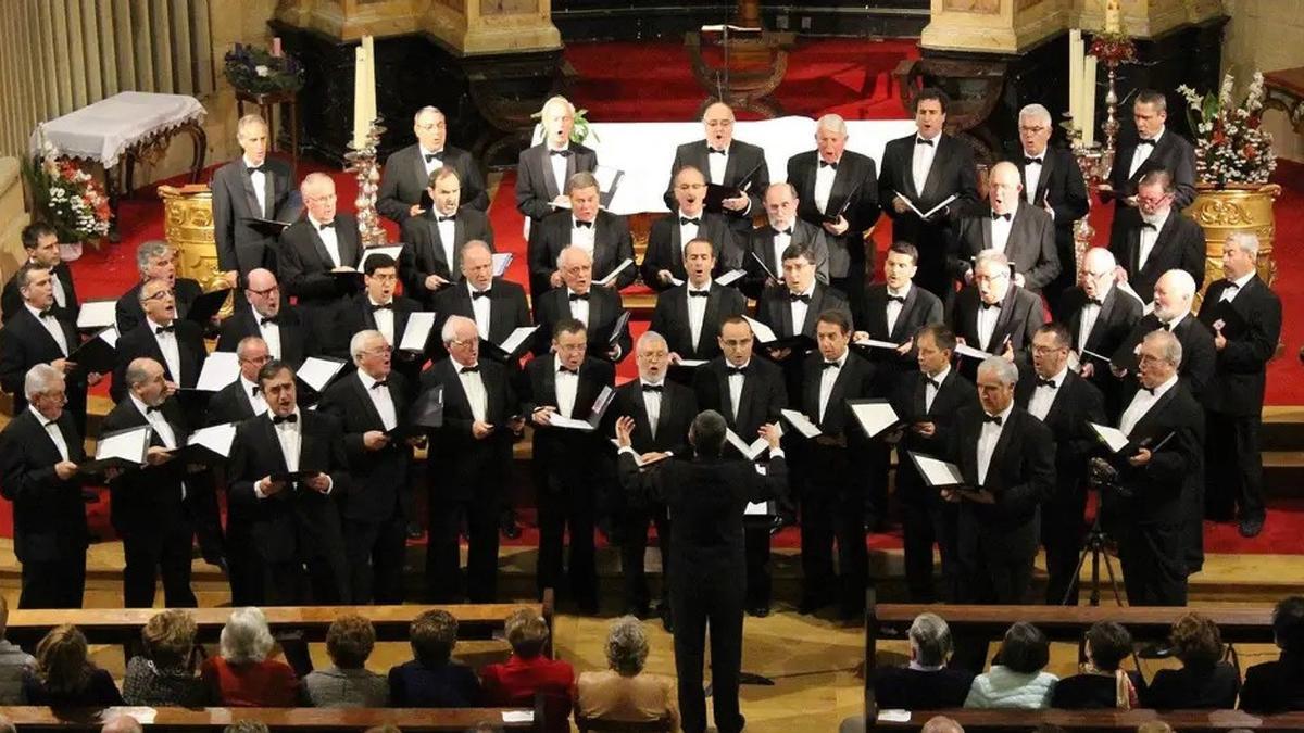 El coro Biotz Alai de voces graves, fundado en 1966, durante una actuación en la iglesia.