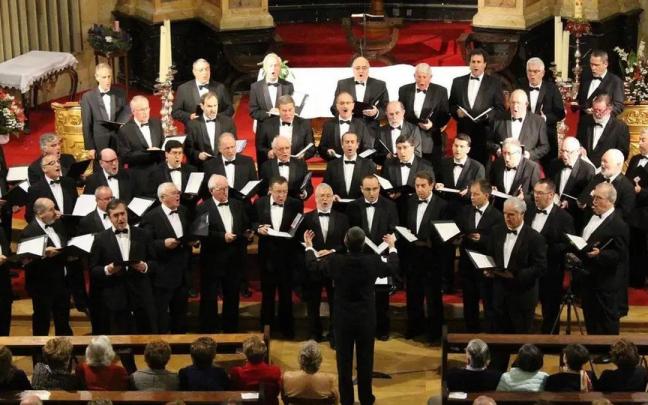 El coro Biotz Alai de voces graves, fundado en 1966, durante una actuación en la iglesia.