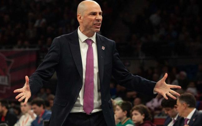 Joan Peñarroya muestra su enfado en un lanxce del partido entre el Panathinaikos y el Baskonia Joan Peñarroya muestra su enfado en un lanxce del partido entre el Panathinaikos y el Baskonia