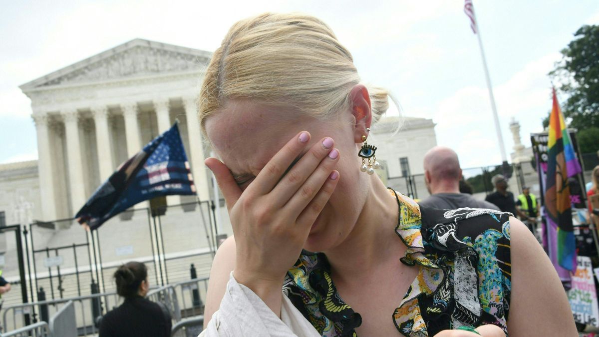 Una mujer llora ante el Supremo.