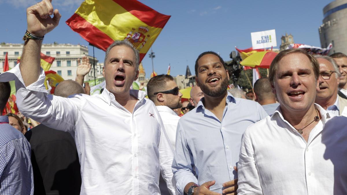 Ortega Smith e Ignacio Garriga, en Barcelona junto a simpatizantes de ideología fascista.