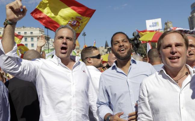 Ortega Smith e Ignacio Garriga, en Barcelona junto a simpatizantes de ideología fascista.