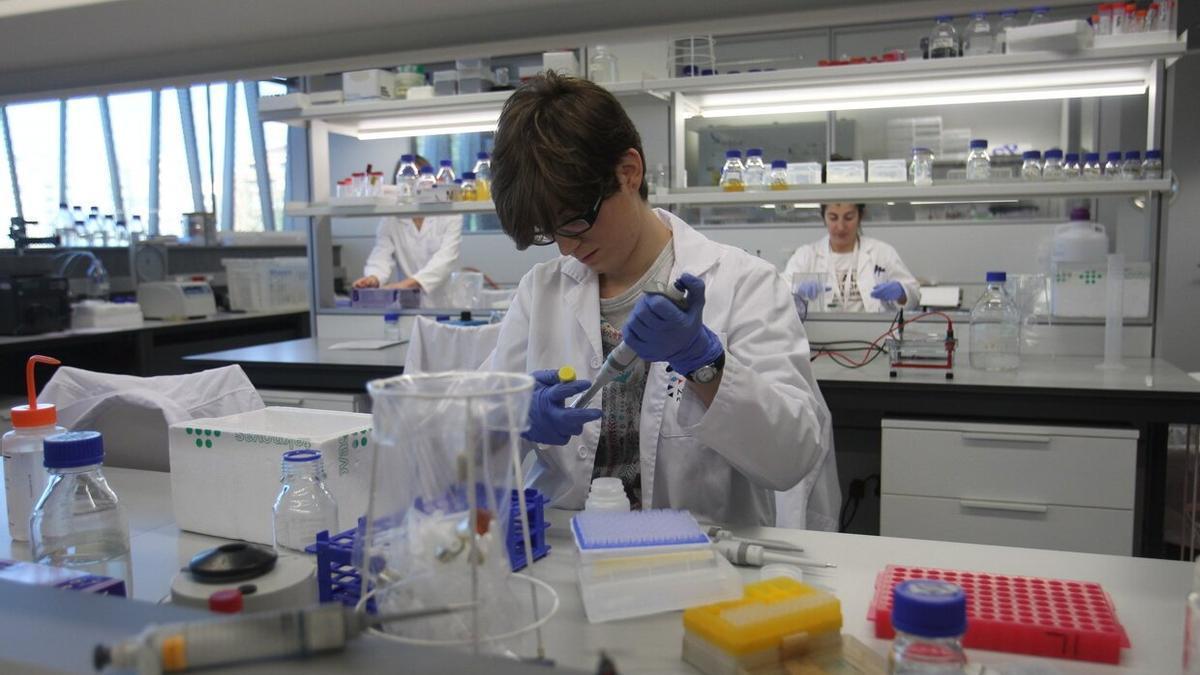 Varias mujeres trabajan en un laboratorio científico.