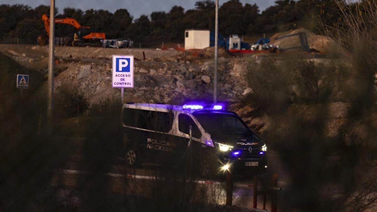 Un furgón de la Policía Nacional ante el vertedero de Toledo.