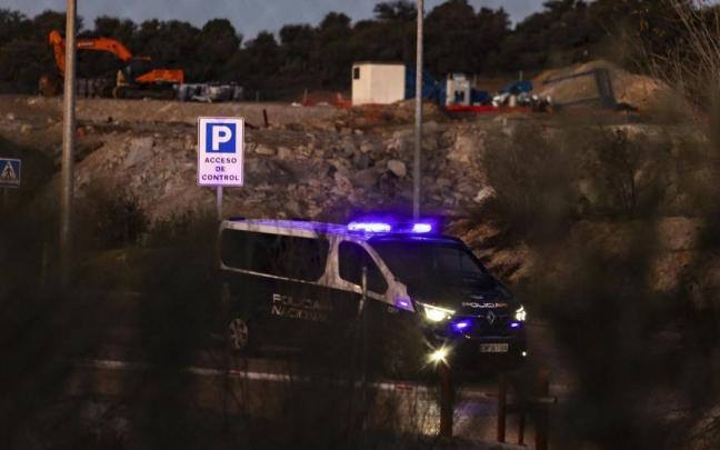 Un furgón de la Policía Nacional ante el vertedero de Toledo.