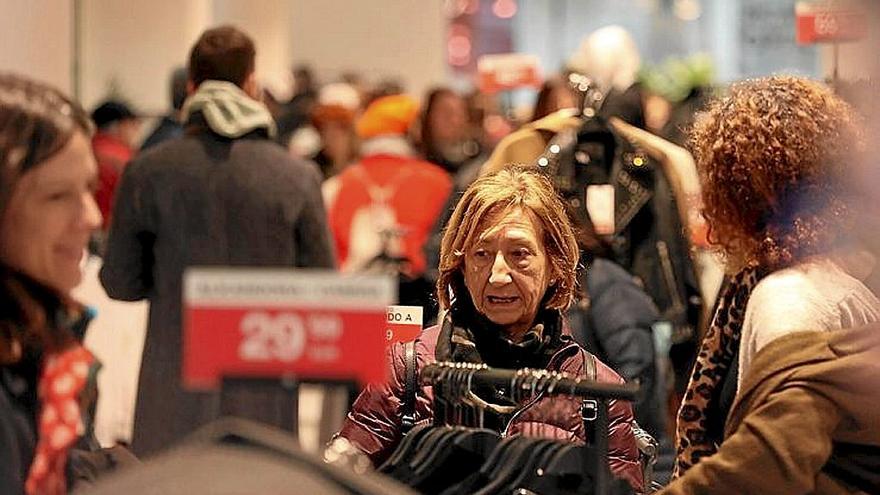 Personas comprando en un comercio en rebajas. | FOTO: IKER AZURMENDI