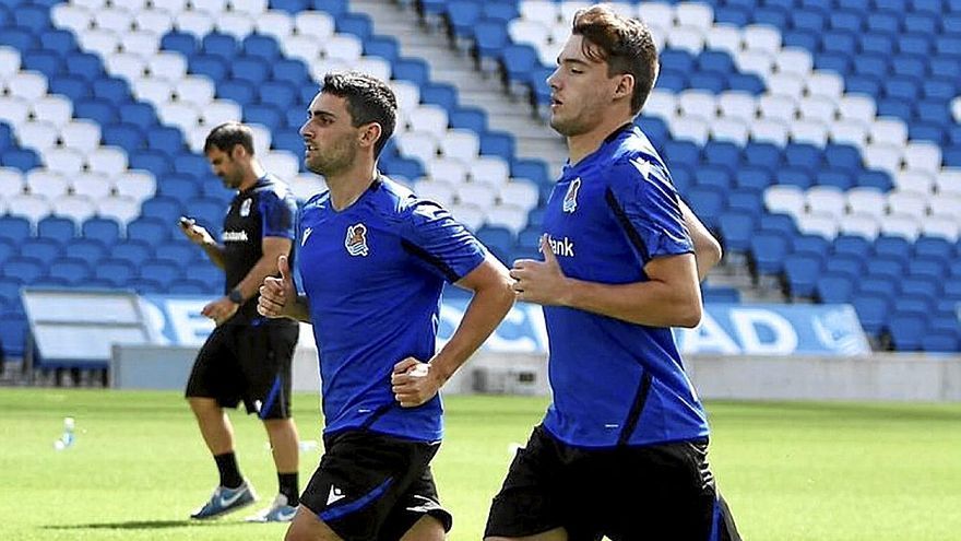 Ander Martín y Urko, en una sesión de Anoeta, junto a los potrillos que han empezado ya a entrenar. Foto: R.S