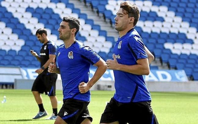 Ander Martín y Urko, en una sesión de Anoeta, junto a los potrillos que han empezado ya a entrenar. Foto: R.S