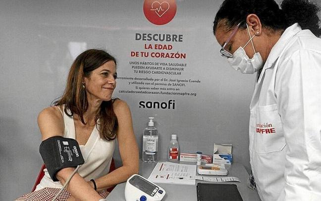 Lerro hauekin batera dagoen iriduan, atzo ospatutako aurkezpenean egindako Argazkia. | ARGAZKIA: ALEX LARRETXI