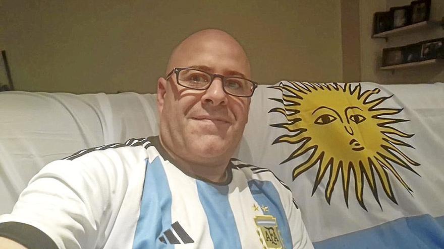 La foto que envió Cuartero a sus hijos (viven en Argentina), antes del partido contra México. | FOTO: N.G.