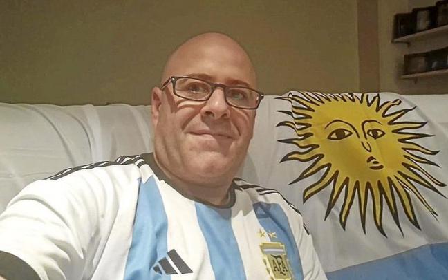 La foto que envió Cuartero a sus hijos (viven en Argentina), antes del partido contra México. | FOTO: N.G.