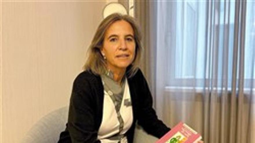 Beatriz Paloma con un ejemplar del libro