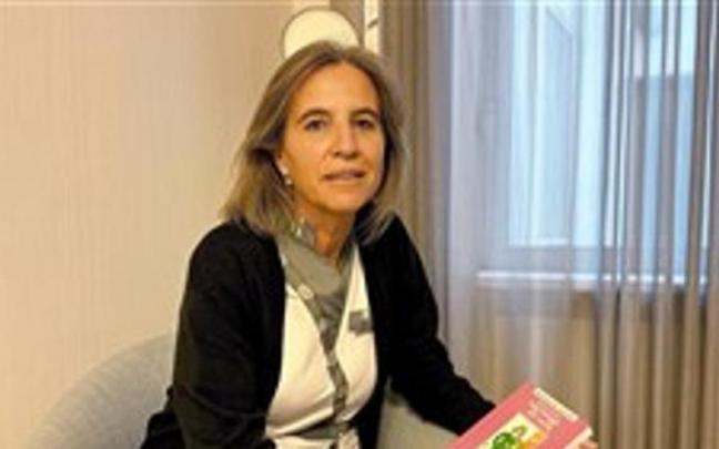 Beatriz Paloma con un ejemplar del libro