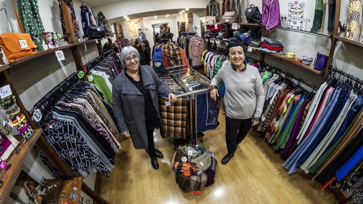 Garbiñe Zabalza y Ascen Sanz de Galdeano en el interior de la tienda Maitagarri