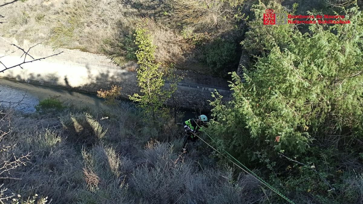 Un bombero se desliza por la pendiente hacia el túnel