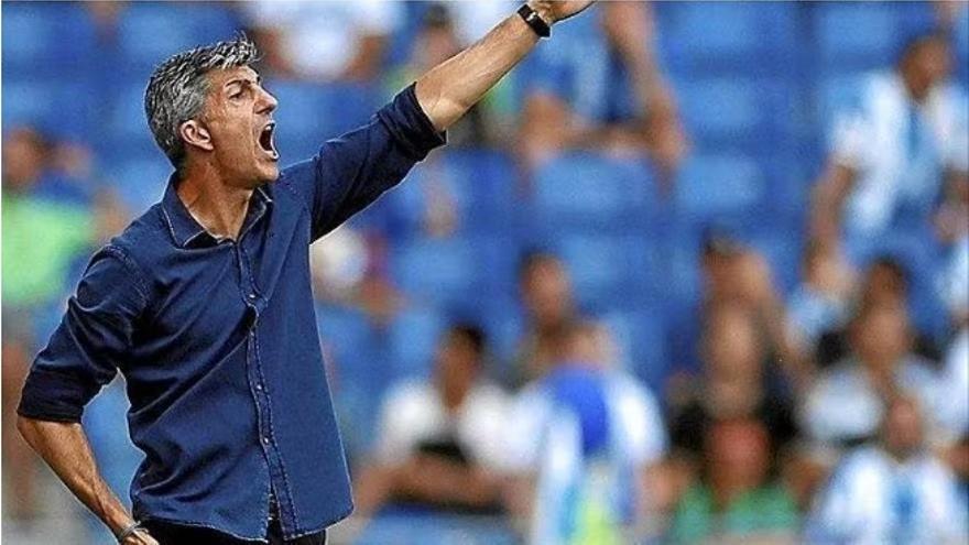 IMANOL ALGUACIL. Nació en Orio el 4 de julio de 1971 (51 años). Comenzó entrenando en las categorías inferiores del Orioko y del Zarautz, hasta que se incorporó al organigrama de Zubieta durante el verano de 2011 para dirigir juveniles. Tras encargarse del Sanse, inició su primera etapa (de solo dos meses) con el plantel profesional en marzo de 2018. En diciembre de aquel mismo año, asumió las riendas de nuevo (tras el cese de Asier Garitano) y está muy cerca de cumplir cuatro años consecutivos en el cargo. Durante los mismos, ha conquistado una Copa y tres billetes europeos consecutivos.