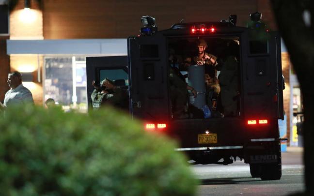 Policía desplegada en el lugar del tiroteo en Raleigh (Carolina del Norte)