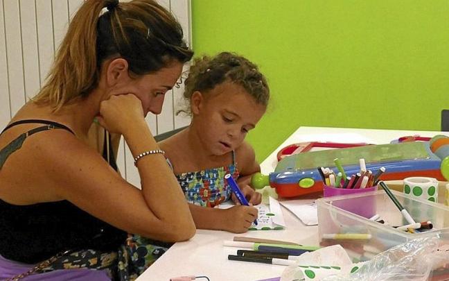Hodei Flores y su hija Iraide Igoa en el espacio de tranquilidad del Ayuntamiento.