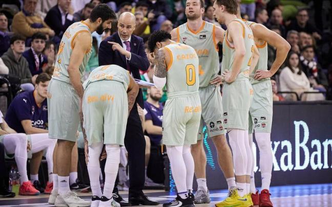 Peñarroya da instrucciones a sus jugadores durante un tiempo muerto en el encuentro ante el Granada