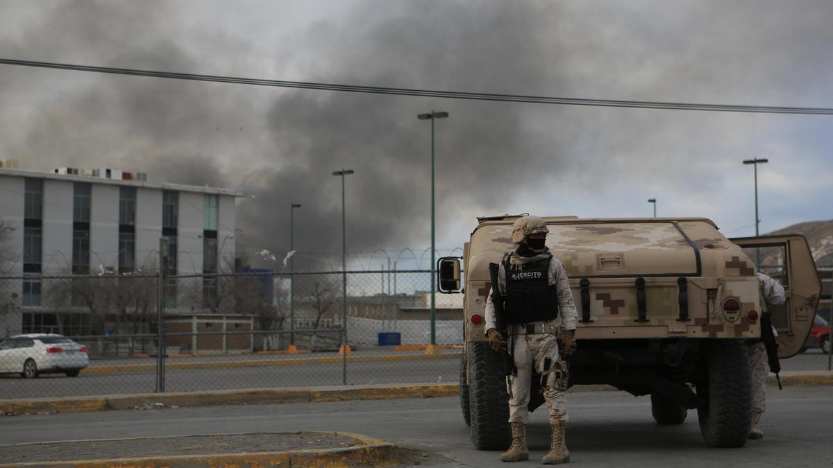 Miembros del Ejercito Mexicano resguardan la zona del penal donde se registro una fuga