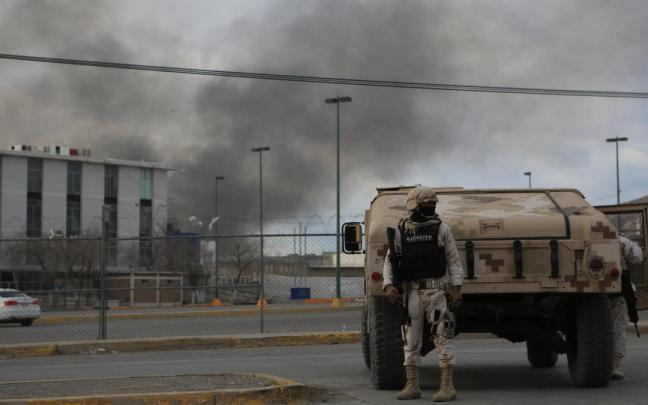 Miembros del Ejercito Mexicano resguardan la zona del penal donde se registro una fuga