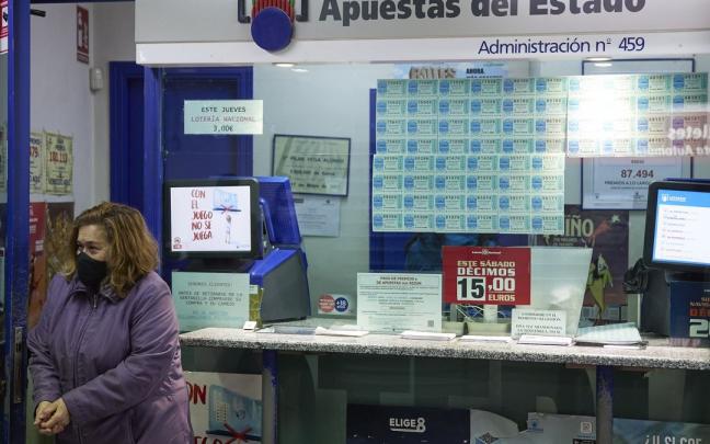 Una empleada de una administración en una imagen de archivo.