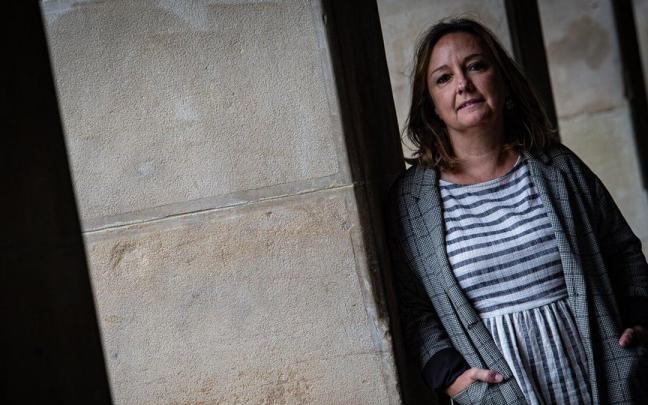 Aitziber Urtasun, fotografiada en la Plaza del Castillo de Iru&ntilde;a, semanas despu&eacute;s de regresar de Palestina.