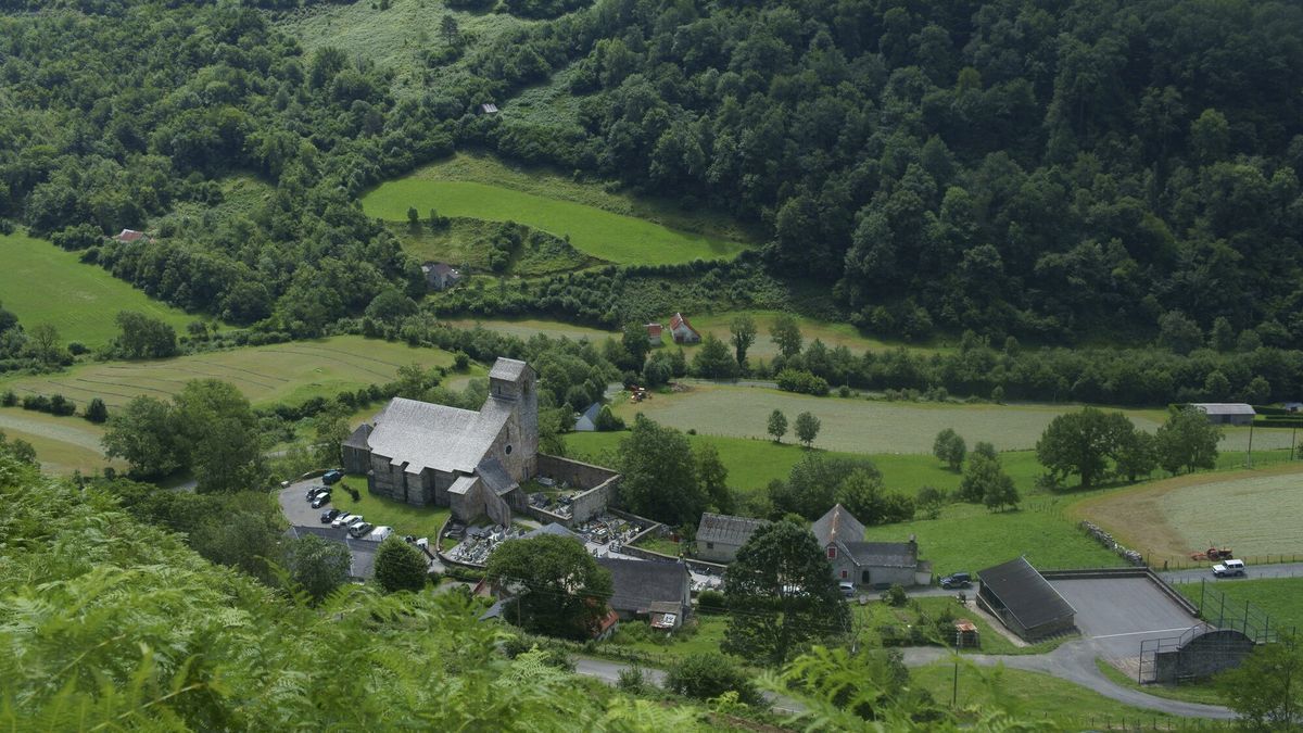 Iglesia y caserío de Santa Grazi a vista de pájaro.