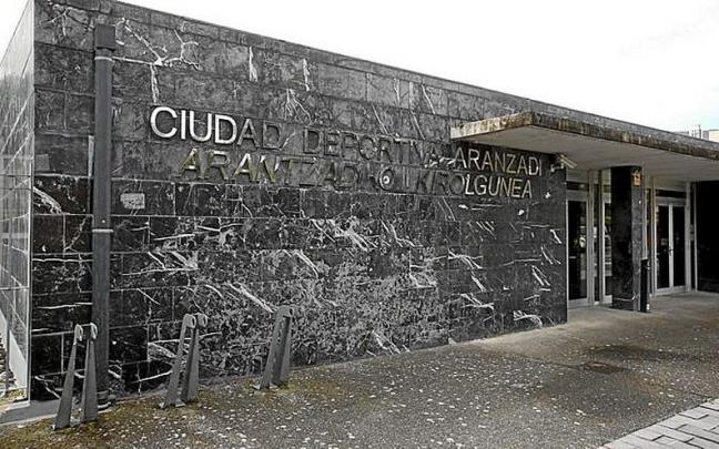 Acceso al Complejo Deportivo Aranzadi.