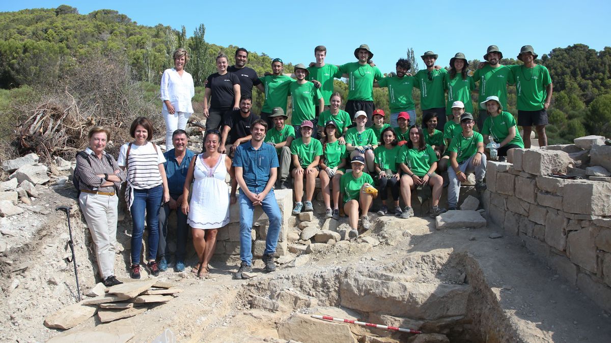 La alcaldesa de Mañeru, Nuria García; Carlos Amatrian y Susana Herreros, con el resto de responsables y el grupo de jóvenes del campo de voluntariado.