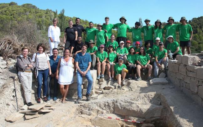 La alcaldesa de Mañeru, Nuria García; Carlos Amatrian y Susana Herreros, con el resto de responsables y el grupo de jóvenes del campo de voluntariado. La alcaldesa de Mañeru, Nuria García; Carlos Amatrian y Susana Herreros, con el resto de responsables y el grupo de jóvenes del campo de voluntariado.