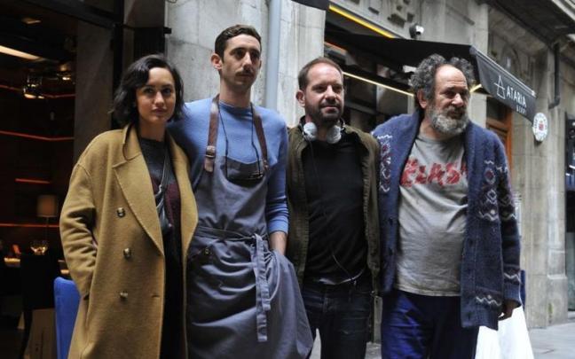 Un momento del rodaje de 'La vida padre' en Bilbao, con Karra Elejalde Un momento del rodaje de 'La vida padre' en Bilbao, con Karra Elejalde