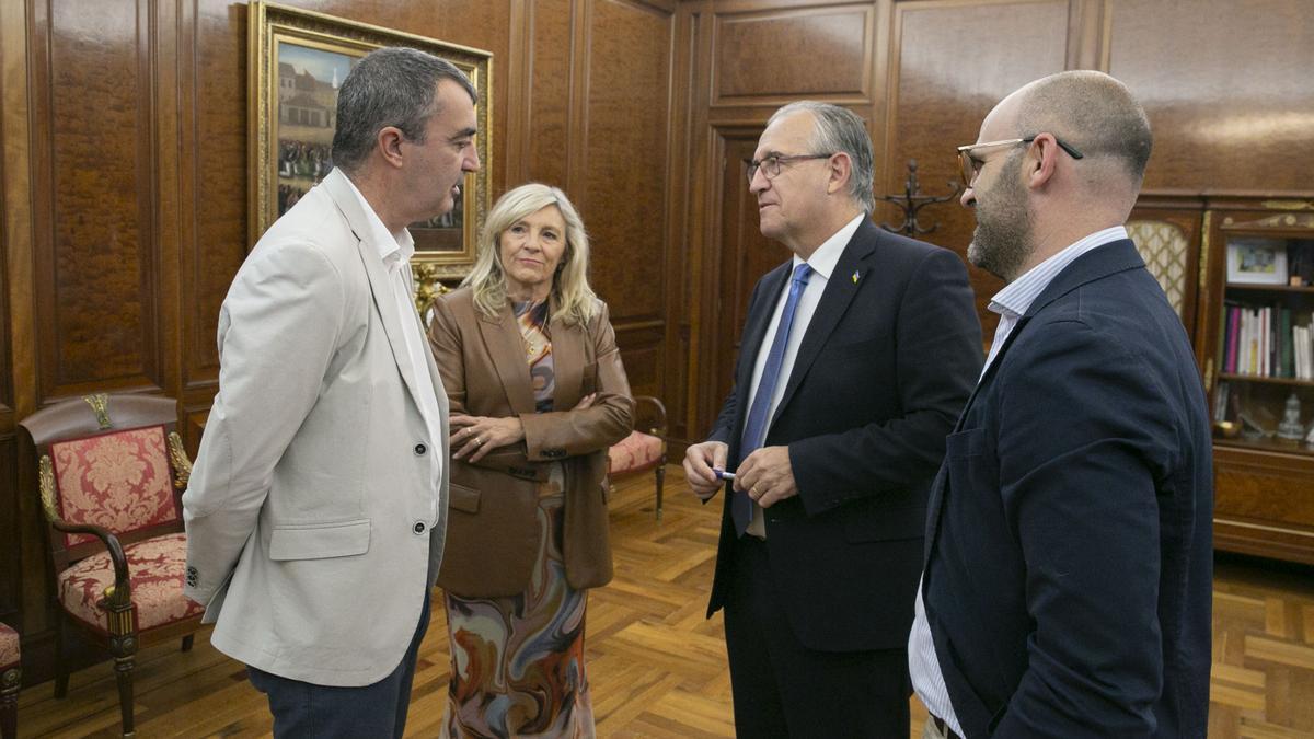 Enrique Maya, con Javier Guillén, director general de La Vuelta.