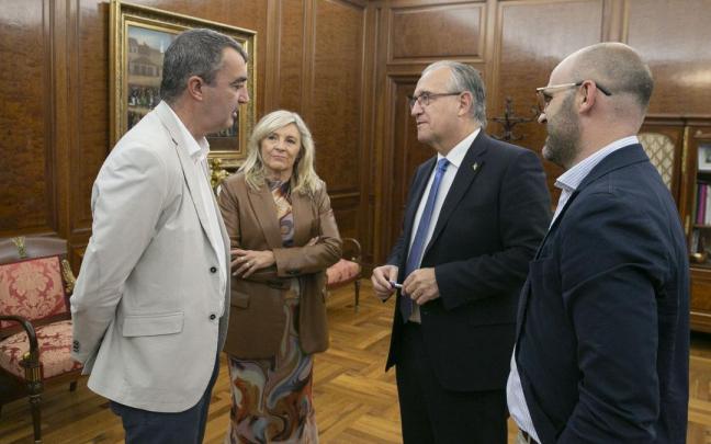 Enrique Maya, con Javier Guill&eacute;n, director general de La Vuelta.