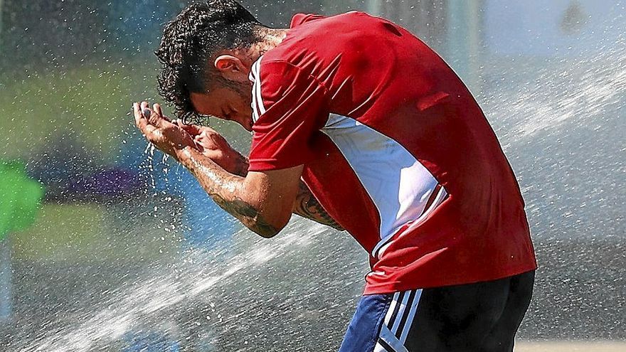 Rubén García se refresca durante un descanso del entrenamiento de ayer en Tajonar.