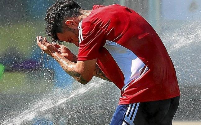 Rubén García se refresca durante un descanso del entrenamiento de ayer en Tajonar.