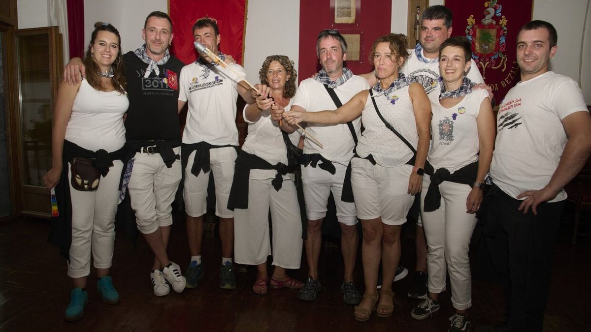 Representantes de colectivos de Pesta Batzordea que lanzaron el cohete.