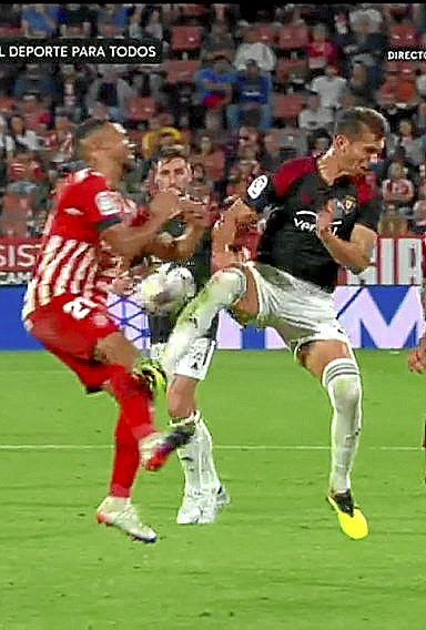 A Lucas Torró le amonestó el árbitro en el partido contra el Girona en Montilivi por una acción en la que, como demuestra esta captura de pantalla, no hubo contacto, pero que el colegiado sancionó como falta y amarilla por juego peligroso del alicantino. De esta infracción nació el a la postre gol del empate definitivo del Girona justo antes del descanso en una acción de estrategia mal defendida por Osasuna.