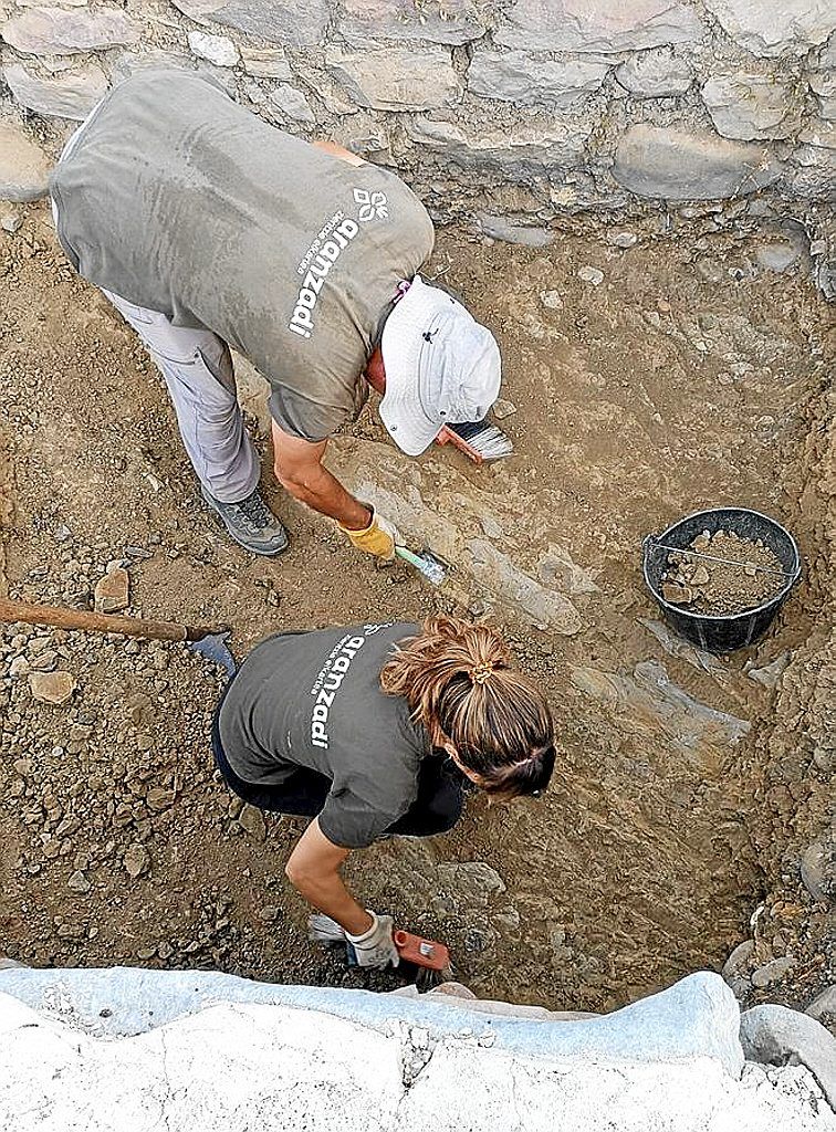 Miembros de Aranzadi en el tajo.