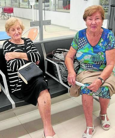 Forondako aireportuak hainbat bidaiari zituen atzo, hegazkinetara igotzeko prest.